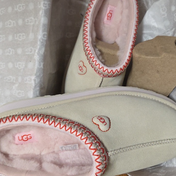 Ugg Tazz Love '26 Limited Edition - Picture 11 of 16